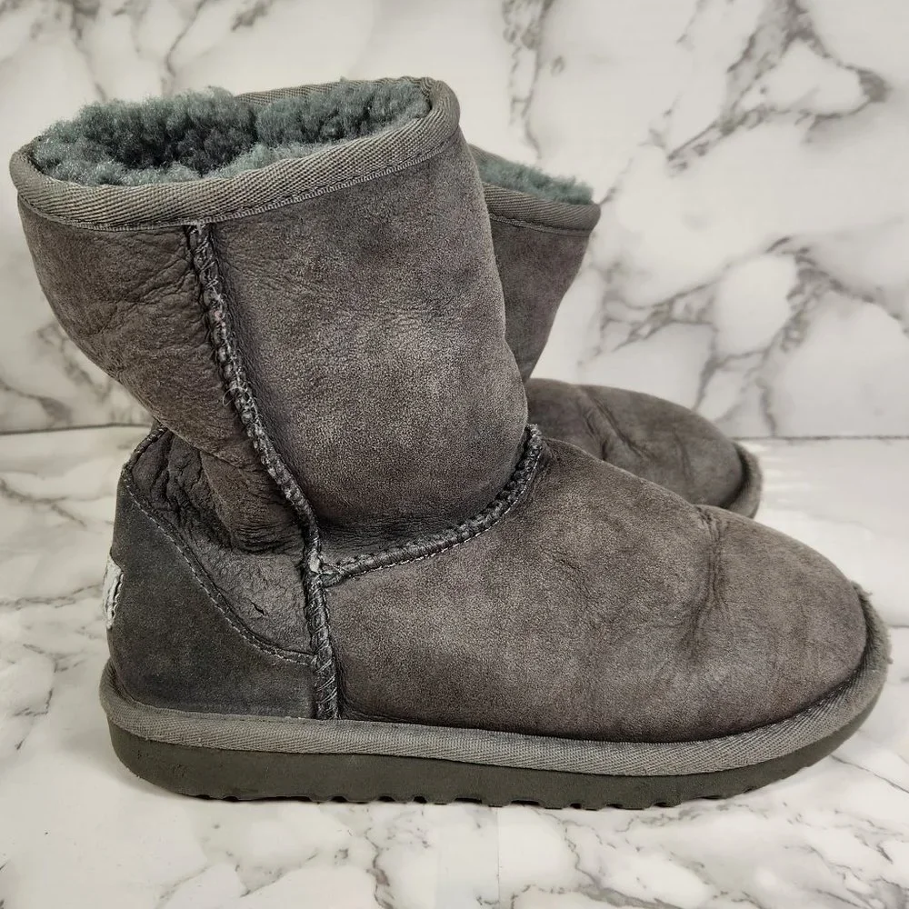 UGG AUSTRALIA Unisex Youth 2 Classic Short 5251 Gray Suede Sheepskin Boots